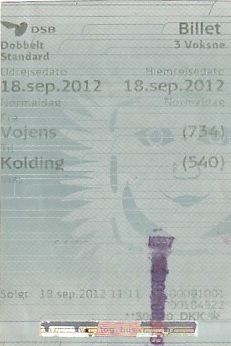 Communication of the city: (kolejowe) (Dania) - ticket abverse. <IMG SRC=img_upload/_0wymiana2.png>
Wbrew pozorom napis Odense na rewersie biletu nie odnosi się do miasta, w którym został wykorzystany bilet, a do znajdującej się w tle ilustracji Hansa Christiana Andersena przechowywanej w Muzeum w Odense. Jest to bilet kolejowy o czym świadczy logo DSB usytuowane w lewym górnym rogu na awersie biletu.
